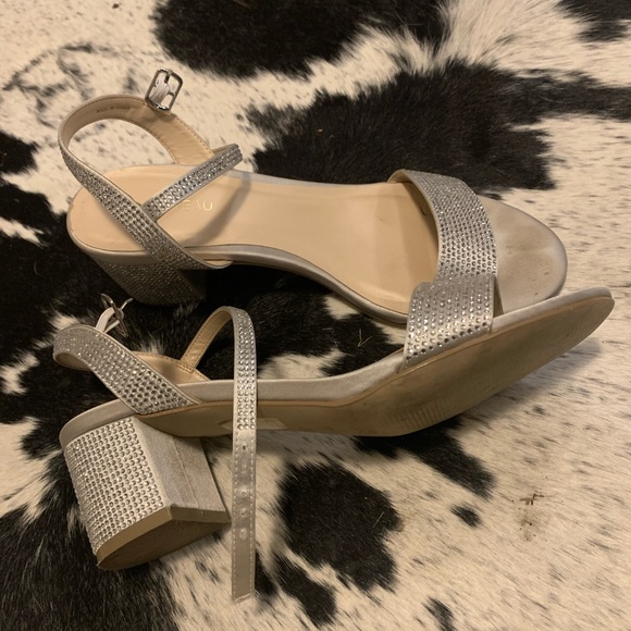 Le Château heels - Picture 3 of 3